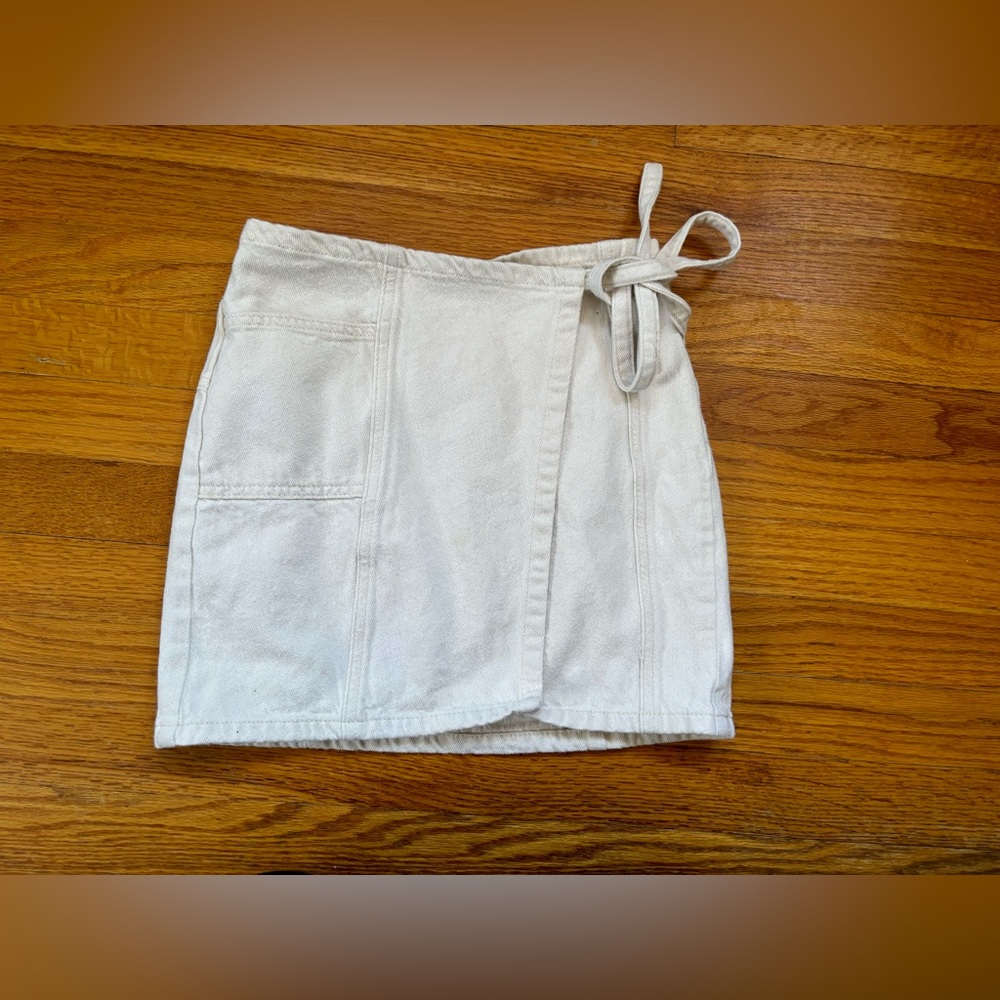 Urban Outfitters Women’s size XS Off-White Wrap Skirt